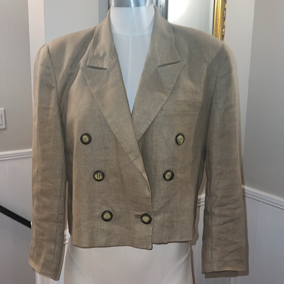 Liz Claiborne Jackets & Blazers - Liz Claiborne Vintage 80’s Cropped Linen Blazer. Size 6. Gently worn.